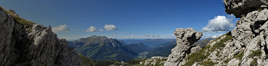 Vista panoramica salendo sullo Zucco Barbesino verso la Valsassina