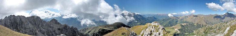 Scendendo dal Barbesino vista verso i Piani di Bobbio e la Valsassina