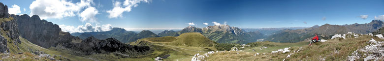 Salendo allo Zucco Barbesino vista verso i Piani di Bobbio e la Valsassina