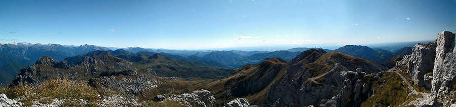 Panorama sul percorso di salita in vetta allo Zuccone Campelli