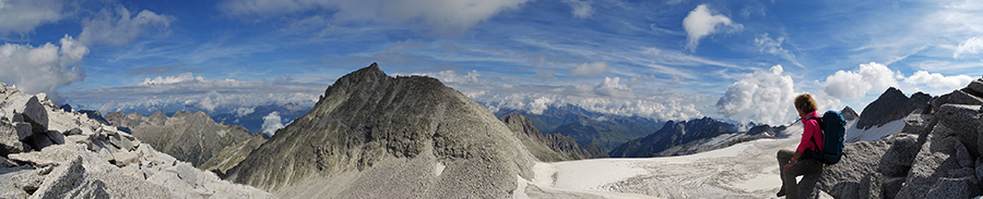 Panoramica da poco sopra il Passo Venerocolo con vista sul ghiacciaio del Piasgana