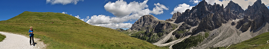 Scendendo dalla Baita Segantini in Val Vanegia stupenda vista sulle Pale di San Martino e sul Monte Mulaz