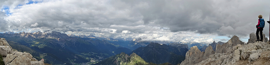 Panorama dalla cima del Monte Mulaz (2906 m) verso la vallta di Falcade ed oltre