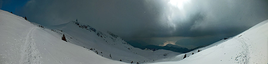 Panoramica salendo dal Rif. Almici (1861 m.) al Monte Guglielmo (1957 m.)