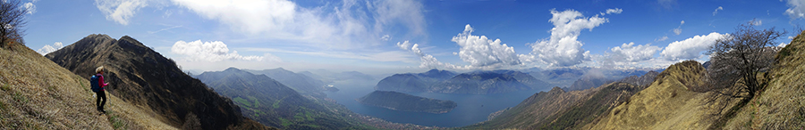 Sul sentiero in cresta di vetta di Punta Almana con vista sul Lago d'Iseo