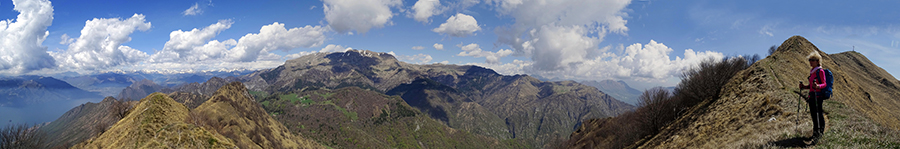 Sul sentiero in cresta di vetta di Punta Almana con vista verso il Monte Guglielmo