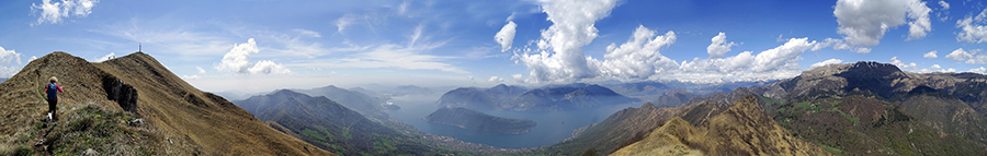 Sul sentiero in cresta di vetta di Punta Almana con vista verso iil lago d'Iseo e i suoi monti