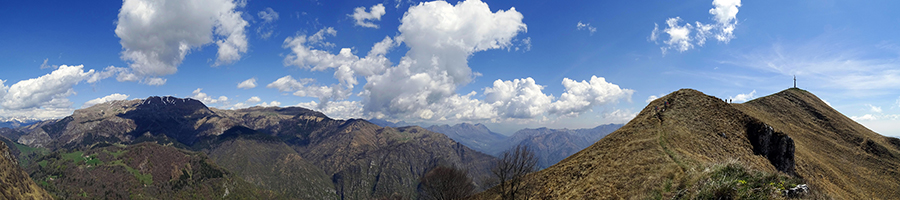 Sul sentiero in cresta di vetta di Punta Almana con vista verso iil Monte Guglielmo