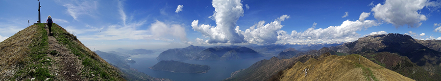 In vetta a Punta Almana salita dal sentiero attrezzato e dalla cresta di vetta nord