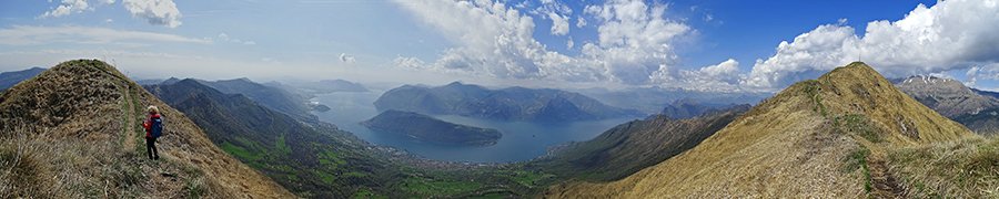 Scendendo dalla vetta di Punta Almana sulla cresta sud con vista verso il Lago d'Iseo