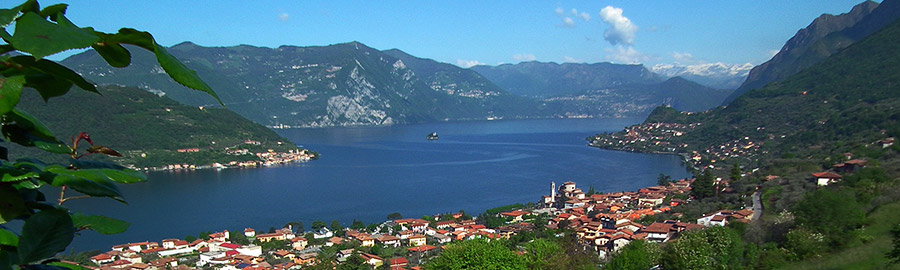 Sale Marasino sulla sponda bresciana del Lago d'Iseo ( con di fronte Montisola)