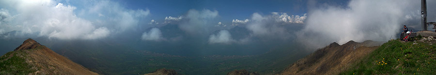 Panoramica dalla vetta di Punta Almana (1390 m.)