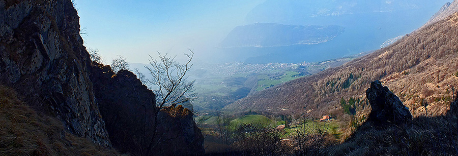 Dal sentiero attrezzato per Punta Almana vista sul Lago d'Iseo con Montisola