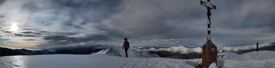 Dalla vetta del Monte Bregagno (2107 m) vista verso la Svizzera