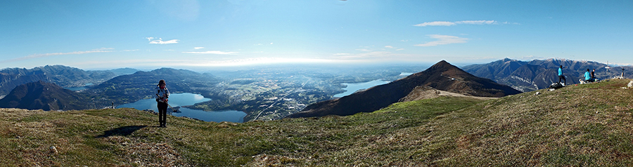 Dal Monte Rai (1259 m) vsita verso i laghi e la pianura
