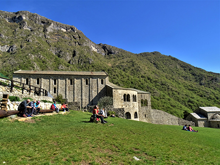 Corno Birone col gioiello romanico di S. Pietro al Monte da Civate-24apr23- FOTOGALLERY