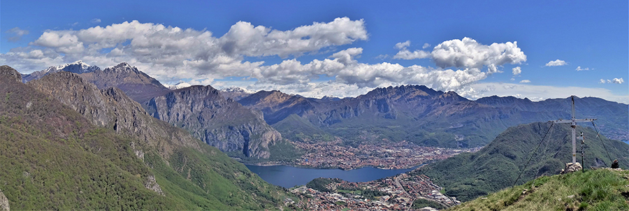 Dalla croce di vetta del Corno Birone (1116 m) panorama su Lecco, i suoi laghi, i suoi monti