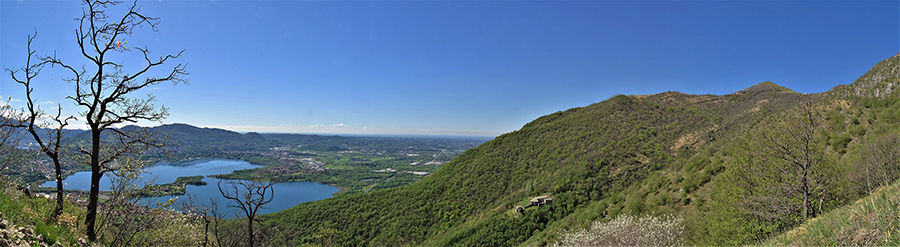 Dal sent. SEC 9 in salita per Corno Birone il Lago di Annone e il Monte Cornizzolo