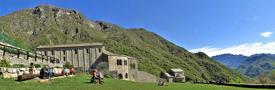 Abbazia benedettina di S. Pietro al Monte, da sfondo il Corno Birone a dx e il MOnte Rai a sx