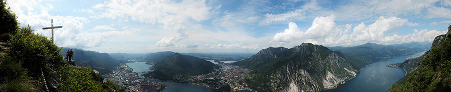 Panoramica ad ampio raggio dal Crocione del S. Martino su Lecco, i suoi laghi e monti