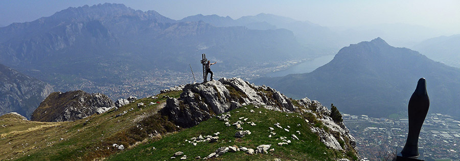 ...due croci e una Madonnina in vetta al Moregallo!