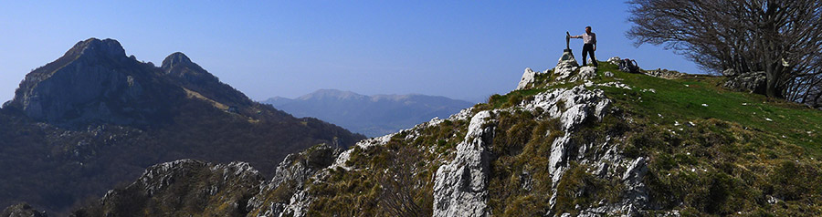 Piero accarezza la bella Madonnina (sullo sfondo i Corni di Canzo)