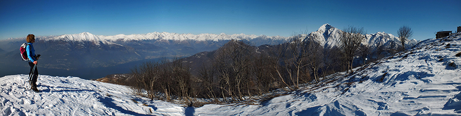 Dall'anticima del Monte Muggio vista sul Lago di Como, i suoi monri, il Legnone