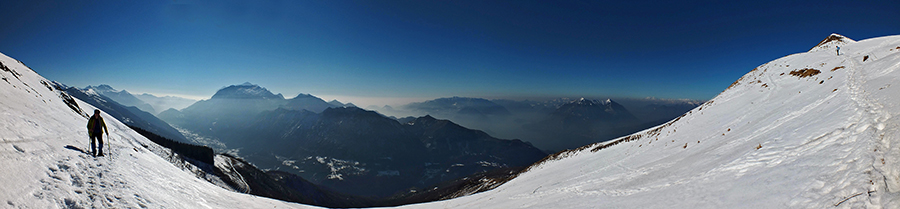 Salendo sopra l'Alpe Chiaro verso l'anticima del Monte Muggio