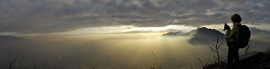 Da un balcone panoramico del Monte San Martino tramonto con foschia e nubi basse