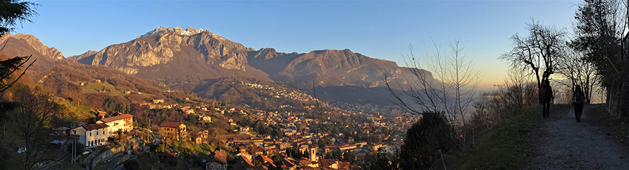 Tramonto su Lecco con vista in Resegone...