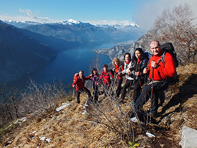 Ritorno al Monte San Martino e Corna di Medale il 25 aprile 2012- FOTOGALLERY