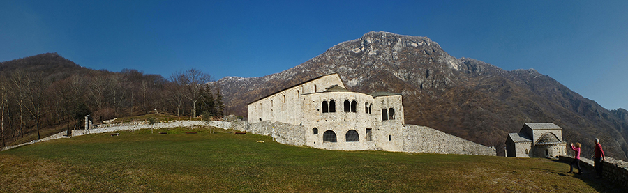 Abbazia benedettina di S. Pietro al Monte, da sfondo il Corno Birone