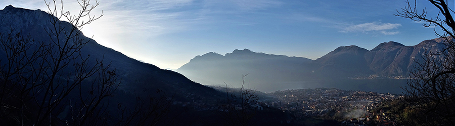 Salendo sul sent. 17A verso lo Zucco Sileggio vista su Somana, Mandello del Lario, il lago , il Moregallo e i Corni di Canzo