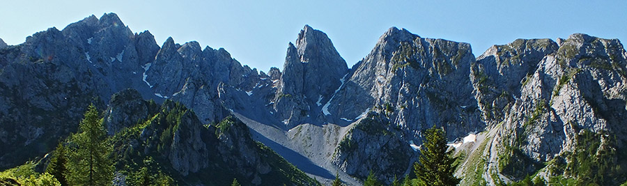 Vista a sx del canalone-ghiaione di salita al Passo delle ortiche