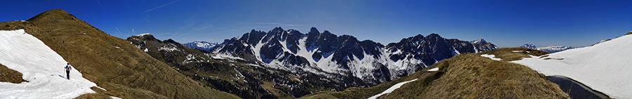 Salendo all'anticima del Gardena...ultima neve con splendida vista sui Campelli di Schilpario e sulle 'Piccole Dolomiti Scalvine'