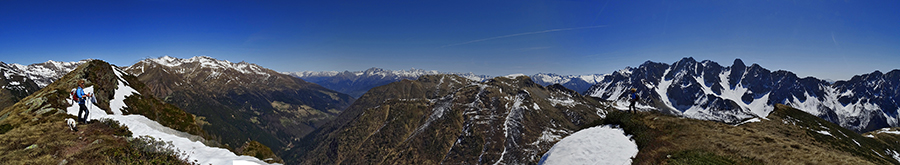 Dalla cresta di vetta del Gardena con vista a nord verso la Valle Camonica