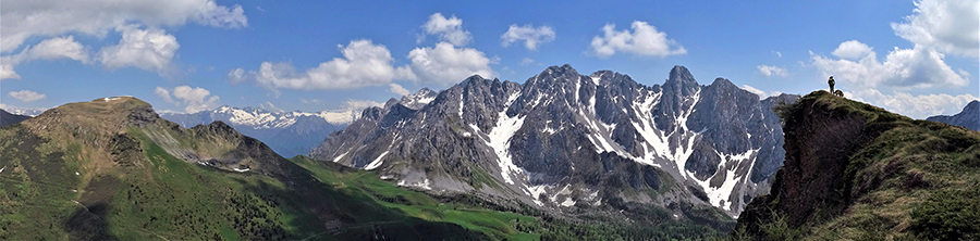 Dalla cresta di vetta del Gardena vista verso l'anticima e le Piccole Dolomiti Scalvine