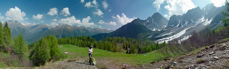 Verso il Passo di Corna Busa, oltre la Baita Alta di Voia