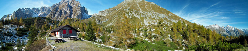 Rifugio Laeng (1760 m.) nella conca di Varicla