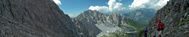 Salendo il lungo, ripido canalone-ghiaione del Pizzo Camino