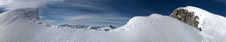 Al passo...impronte di ungolati e vista sul Pizzo di Petto