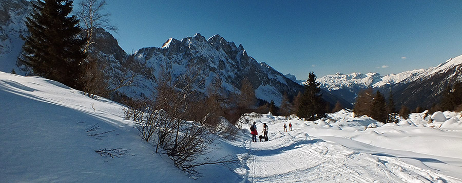 Uno sguardo dalla conca dei Campelli alla Val di Scalve fin verso la Presolana