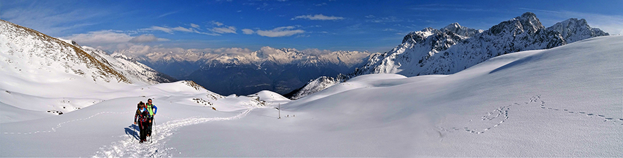 Salendo dal Rif. Campione al Campioncino con vista verso la Val Camonica e la Concarena