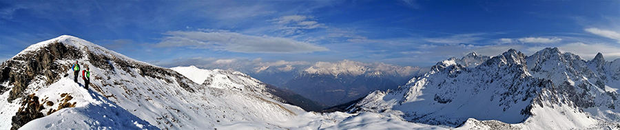 Dalle vetta del Campioncino (2100 m) vista sul Campione a sx (2171 m) e verso le 'Piccole Dolomiti Scalvine' a dx