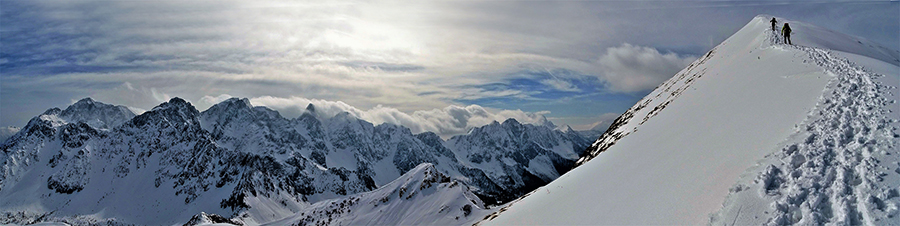 Salendo sul Monte Campione con vista sul Campioncino e le 'Piccole Dolomiti Scalvine'