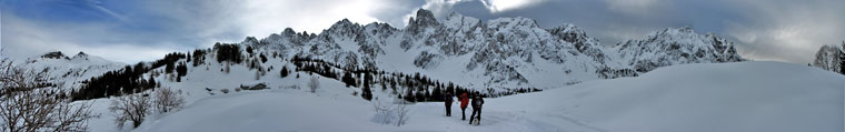 Panoramica sulla conca dei Campelli alla Malga Bassa Campelli (1640 m.)