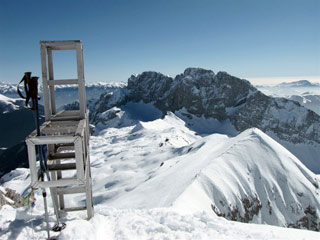 Salita al Ferrantino (2335 m) e al Ferrante (2427 m) e discesa al Rif. Albani (1939 m) in un mare di neve il 28 febb 09  - FOTOGALLERY