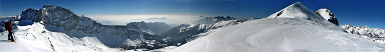 Dai piedi del Ferrantino panoramica sulla Valzurio dominata dalla Presolana - 28 febb 09