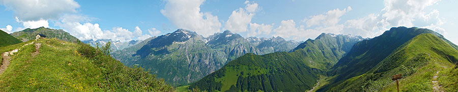 Dalla chiesetta delal Manina (1821 m.) vista su Val Bondione, Monte Sasna,... 