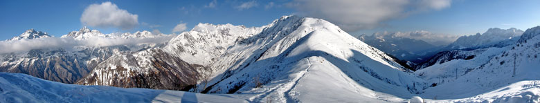 Dalla chiesetta del Passo della Manina vista verso i giganti orobici, il Sasna e la Presolana